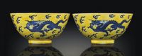 KANGXI PERIOD （1662-1722） A PAIR OF YELLOW-ENAMELLED UNDERGLAZE-BLUE‘DRAGON’BOWLS