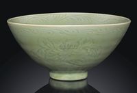 MING DYNASTY，15TH/16TH CENTURY A CARVED LONGQUAN CELADON BOWL