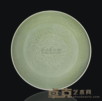 MING DYNASTY，15TH CENTURY A LARGE CARVED CELADON CHARGER 直径49.5cm