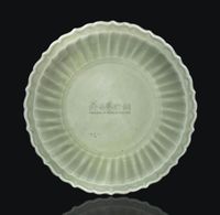 MING DYNASTY，15TH CENTURY A LONGQUAN CELADON-GLAZED DISH