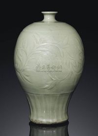 MING DYNASTY，15TH CENTURY A LARGE CELADON VASE，MEIPING