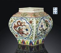 A RARE WUCAI SQUARE JAR，GUAN