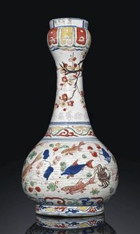 A VERY RARE WUCAI‘FISH’GARLIC-HEAD VASE，SUANTOUPING