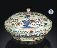 A RARE WUCAI CIRCULAR BOX AND COVER