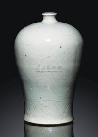 18TH CENTURY A PALE CELADON-GLAZED VASE，MEIPING