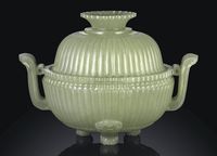 18TH CENTURY A PALE CELADON JADE‘CHRYSANTHEMUM’CENSER AND COVER