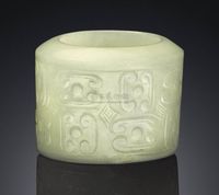 18TH CENTURY A WHITE JADE ARCHER’S RING