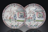YONGZHENG PERIOD （1723-1735） A PAIR OF FAMILLE ROSE SAUCER DISHES