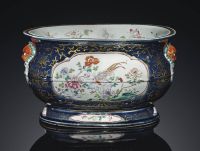 QIANLONG PERIOD （1736-1795） A FAMILLE ROSE BLUE-GROUND FISHBOWL