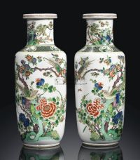 19TH CENTURY A PAIR OF FAMILLE VERTE ROULEAU VASES