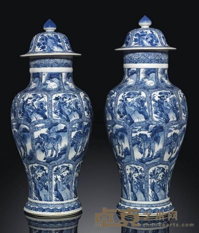 KANGXI PERIOD （1662-1722） A PAIR OF BLUE AND WHITE BALUSTER VASES AND COVERS 高50cm