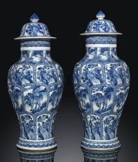 KANGXI PERIOD （1662-1722） A PAIR OF BLUE AND WHITE BALUSTER VASES AND COVERS