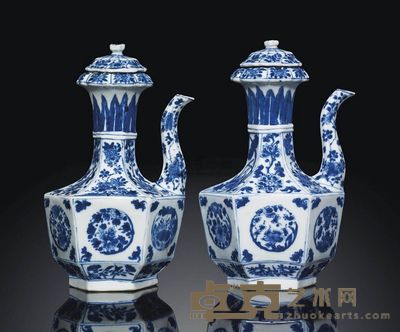 KANGXI PERIOD （1662-1722） A PAIR OF BLUE AND WHITE HEXAGONAL EWERS AND COVERS 高23.4cm