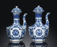 KANGXI PERIOD （1662-1722） A PAIR OF BLUE AND WHITE HEXAGONAL EWERS AND COVERS