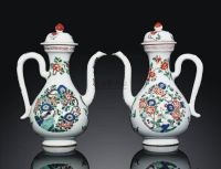 KANGXI PERIOD （1662-1722） A PAIR OF FAMILLE VERTE EWERS AND COVERS