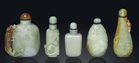 18TH/19TH CENTURY A GROUP OF FIVE JADE AND JADEITE SNUFF BOTTLES