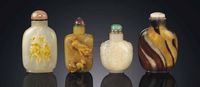 18TH/19TH CENTURY A GROUP OF FOUR AGATE SNUFF BOTTLES