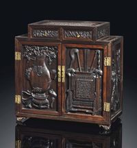 18TH/19TH CENTURY A CARVED ZITAN‘HUNDRED-ANTIQUES’TABLE-CABINET