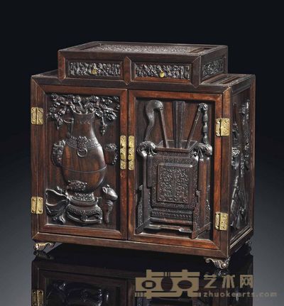 18TH/19TH CENTURY A CARVED ZITAN‘HUNDRED-ANTIQUES’TABLE-CABINET 高46.3cm；宽46.3cm；深22.3cm