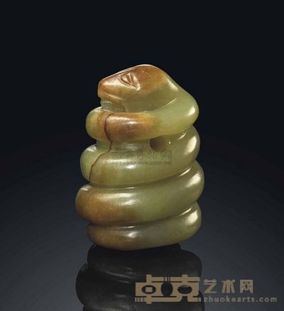 LATE MING DYNASTY，17TH CENTURY A SMALL MOTTLED YELLOWISH-GREEN JADE MODEL OF A SNAKE 高4.8cm