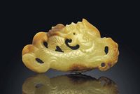 17TH CENTURY A SMALL YELLOW AND RUSSET JADE DRAGON-FISH PENDANT