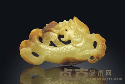 17TH CENTURY A SMALL YELLOW AND RUSSET JADE DRAGON-FISH PENDANT 长4.5cm