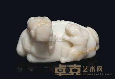 YUAN/MING DYNASTY (1279-1368) A WHITE JADE BUDDHIST LION GROUP 长10.2cm