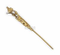 19TH CENTURY A GOLD AND PEARL HAIRPIN