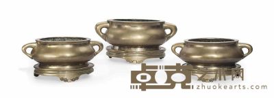 17TH/18TH CENTURY THREE BRONZE CENSERS AND STANDS 38.1cm