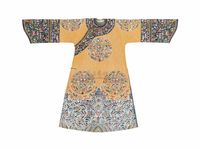 20TH CENTURY AN ORANGE SILK MANCHU STYLE ROBE