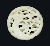 18TH/19TH CENTURY A PALE CELADON JADE CIRCULAR OPENWORK‘THREE FRIENDS’PLAQUE