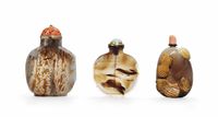 18TH/19TH CENTURY A GROUP OF THREE AGATE SNUFF BOTTLES