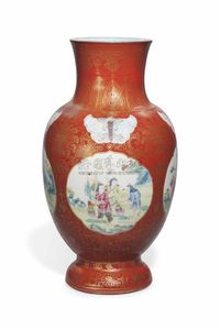 JIAQING PERIOD (1796-1820) A CORAL-GROUND AND GILT-DECORATED FAMILLE ROSE BALUSTER VASE