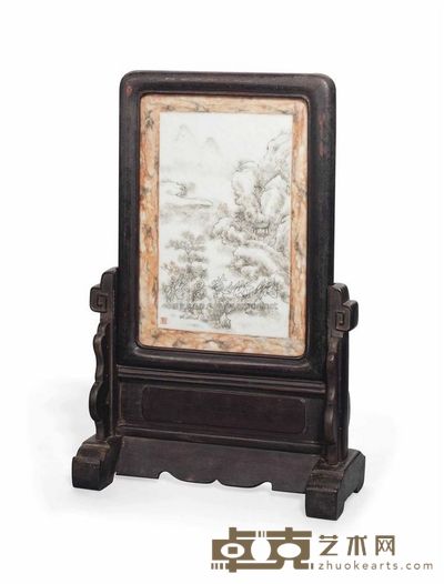 18TH CENTURY A CARVED WOOD TABLE SCREEN INSET WITH AN EN GRISAILLE PORCELAIN PANEL 36.2cm