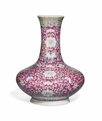 18TH/19TH CENTURY A FAMILLE ROSE VASE