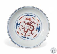 AN IRON-RED DECORATED BLUE AND WHITE‘DRAGON’DISH