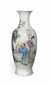 A SLENDER FAMILLE ROSE BALUSTER VASE