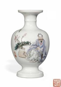 A SMALL FAMILLE ROSE VASE，SIGNED BY WANG XIAOTANG