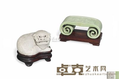 EARLY 20TH CENTURY A PORCELAIN MODEL OF A BUDDHIST LION AND A MODEL OF A BRUSHREST 直径10cm