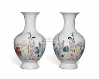 20TH CENTURY A LARGE PAIR OF FAMILLE ROSE‘BOY’VASES