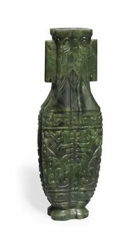 19TH CENTURY A SPINACH GREEN JADE ARROW HEAD VASE OF QUATREFOIL SECTION