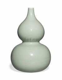 QIANLONG PERIOD (1736-95) A CELADON-GLAZED DOUBLE GOURD VASE