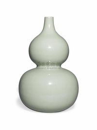 QIANLONG PERIOD (1736-95) A CELADON-GLAZED DOUBLE GOURD VASE