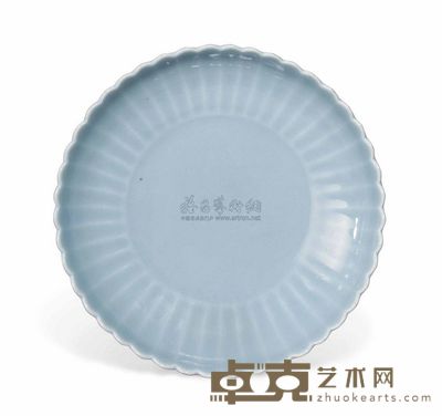 YONGZHENG PERIOD (1723-1735) A BLUISH-CELADON GLAZED CHRYSANTHEMUM DISH 直径17.6cm