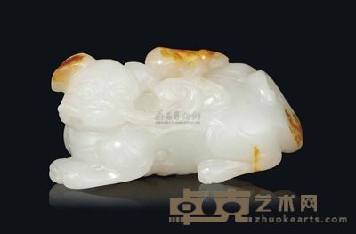 QIANLONG PERIOD (1736-95) A WHITE AND RUSSET JADE CARVING OF A MYTHICAL BEAST 长4.7cm