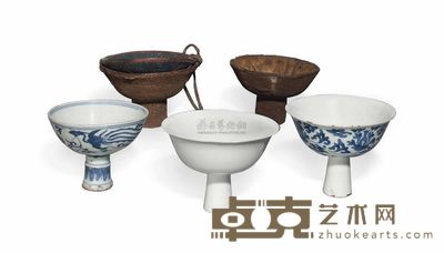 THREE MING DYNASTY (1368-1644)，ONE 19TH CENTURY ONE WHITE-GLAZED STEM CUP AND THREE BLUE AND WHITE S 直径15cm