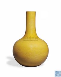 A YELLOW-GLAZED INCISED‘DRAGON’BOTTLE VASE