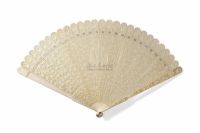 18TH CENTURY A CARVED AND PIERCED IVORY BRISé FAN