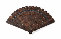 FIRST HALF OF THE 19TH CENTURY A CANTONESE PIERCED AND CARVED TORTOISESHELL BRISé FAN