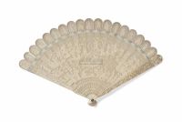 EARLY 19TH CENTURY A CARVED AND PIERCED IVORY BRISé FAN